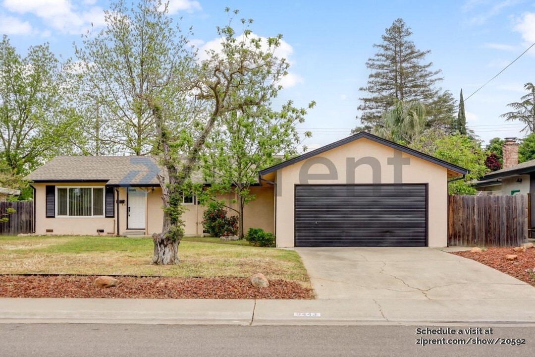 9443 Acapulco Way in Elk Grove, CA - Building Photo