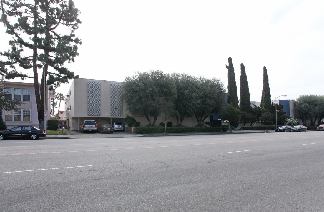 5030 Woodman Ave in Sherman Oaks, CA - Building Photo