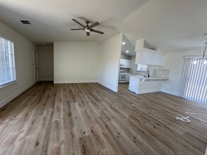 1298 W Cortner St in Hanford, CA - Building Photo - Building Photo