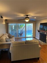 806 Bloomwood Rd in Los Angeles, CA - Foto de edificio - Building Photo