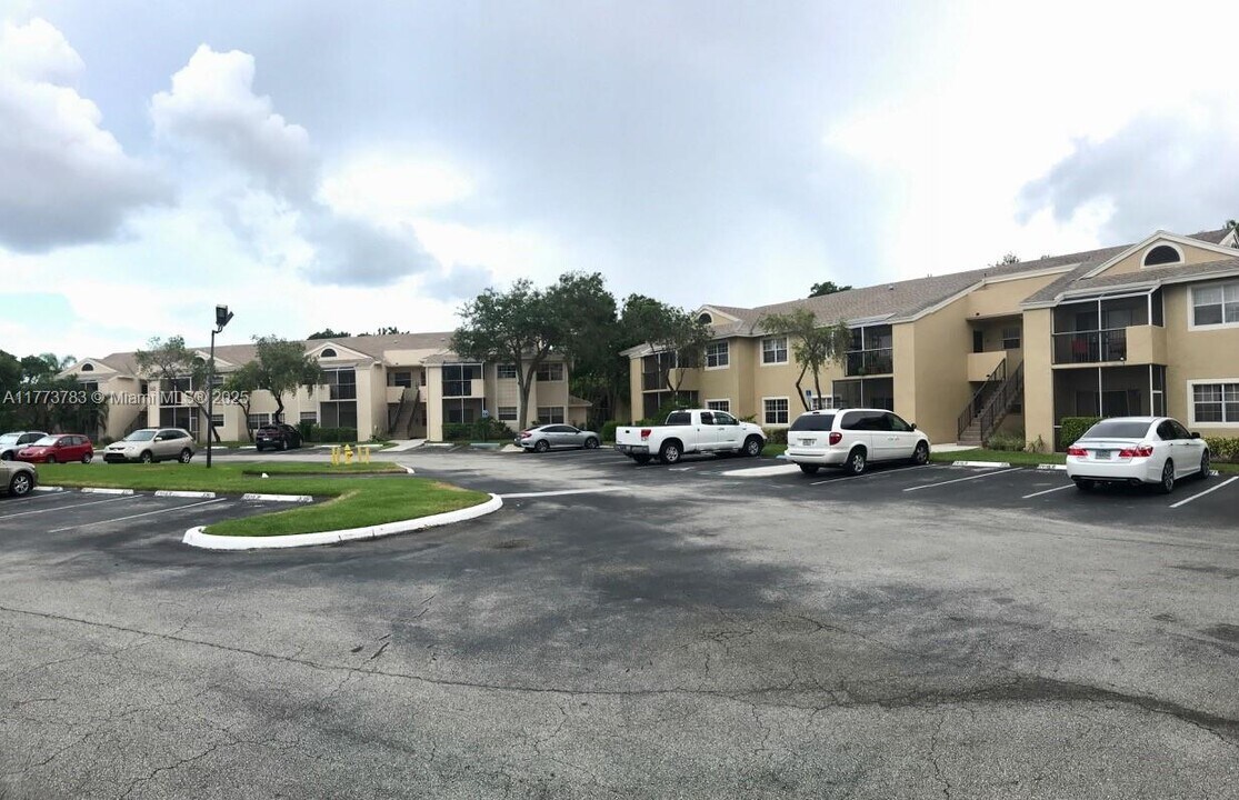 660 Cypress Club Way in Pompano Beach, FL - Building Photo