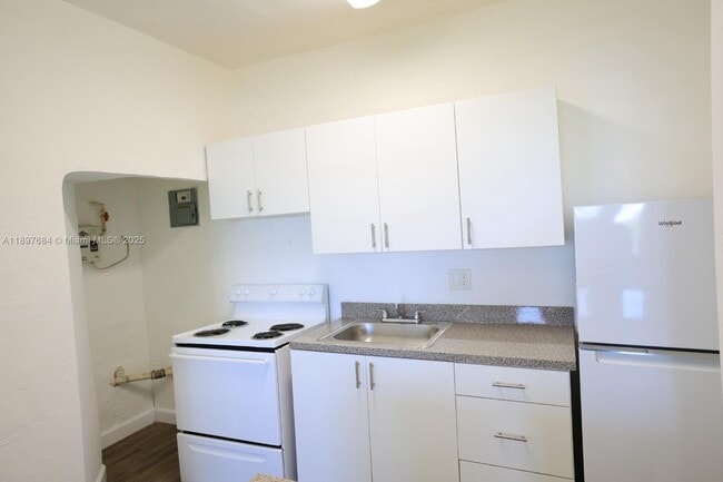 2300 W Flagler St in Miami, FL - Building Photo - Building Photo