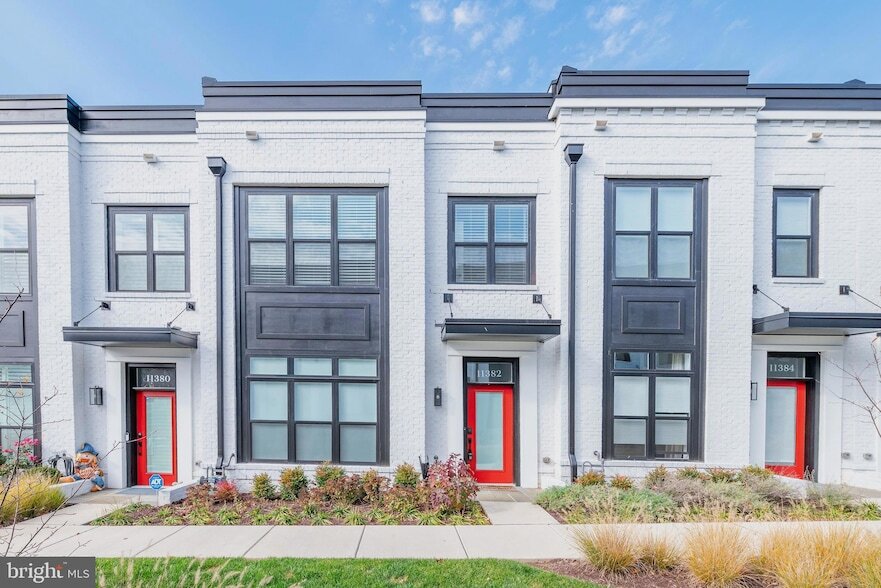 11382 Emerald Park Rd in Potomac, MD - Building Photo