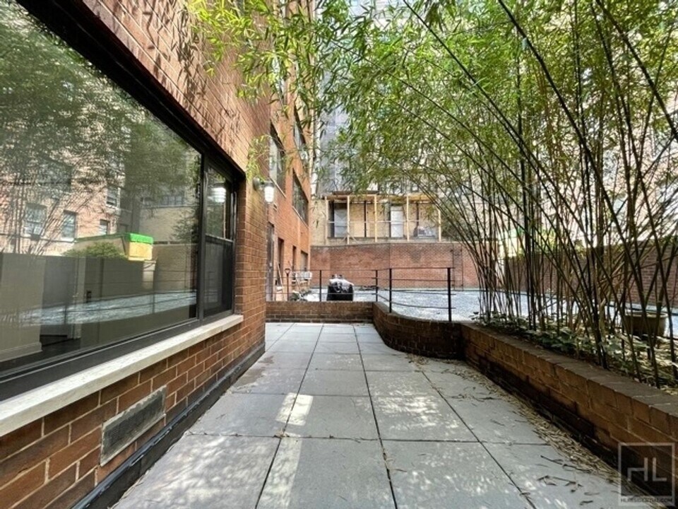 EAST 56 STREET in New York, NY - Building Photo