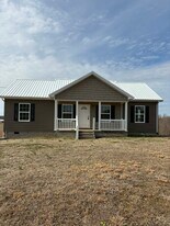 393 Jack Hunt Rd in Tompkinsville, KY - Building Photo