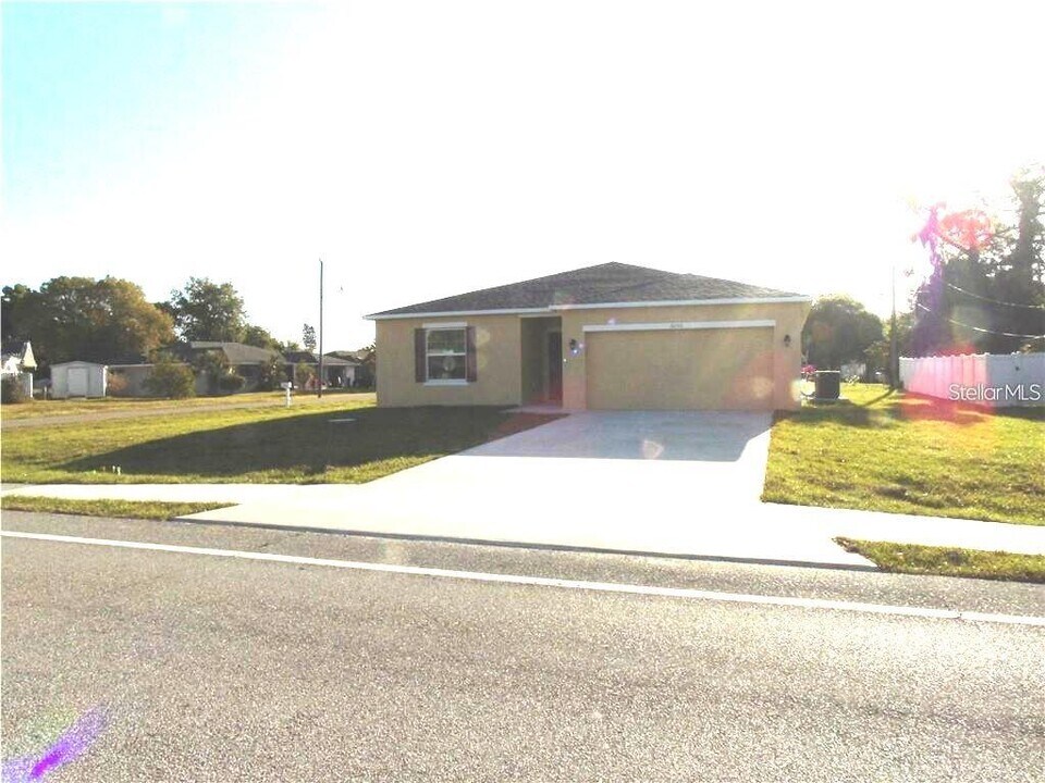 3050 Beacon Dr in Port Charlotte, FL - Building Photo