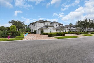 12009 Covent Garden Ct-Unit -3004 in Naples, FL - Foto de edificio - Building Photo