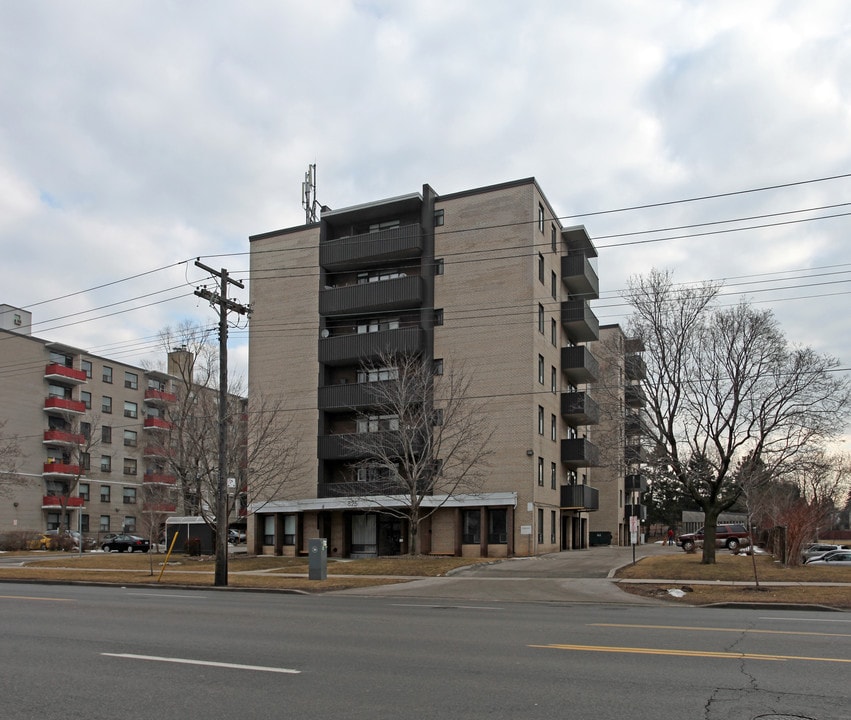 825 Kennedy Rd in Toronto, ON - Building Photo