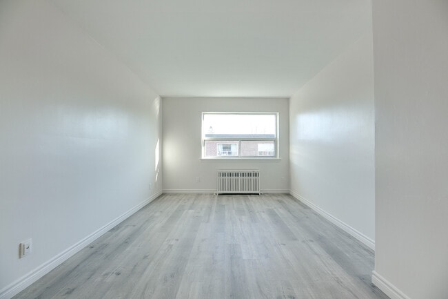 1 Birchlea Ave in Toronto, ON - Building Photo - Building Photo