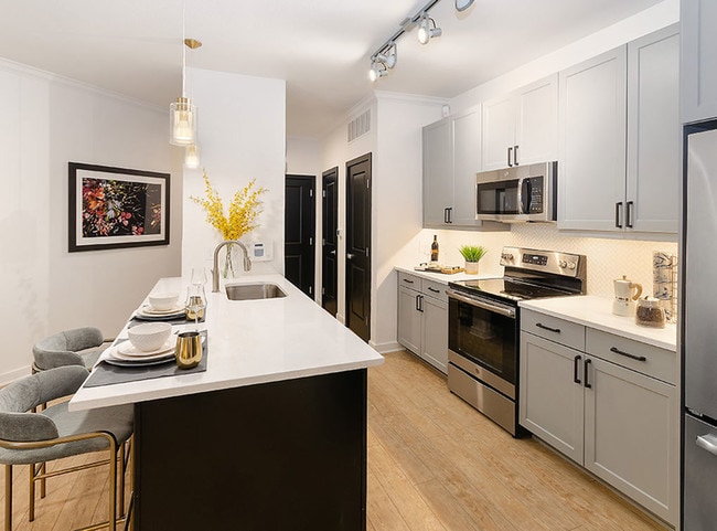 AMLI Quadrangle in Dallas, TX - Building Photo - Building Photo