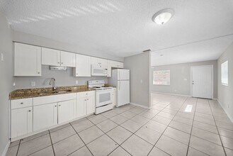 5537-5539 Tenth Ave in Ft. Myers, FL - Foto de edificio - Building Photo