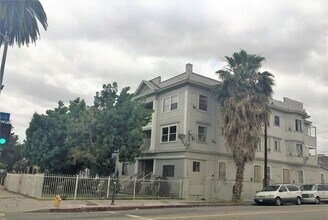 BEAUTIFUL DORMITORY STYLE HOUSING AVAILABLE in Los Angeles, CA - Foto de edificio - Building Photo