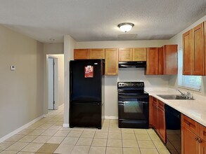 1301 Sandy Ln in Clearwater, FL - Foto de edificio - Building Photo