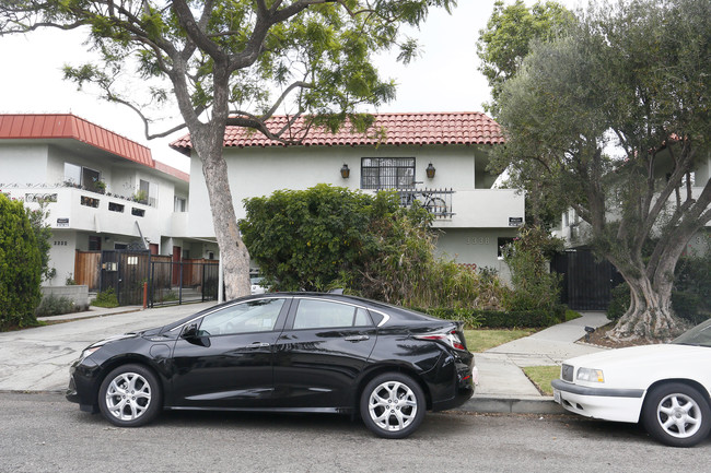 3338 Mentone Ave in Los Angeles, CA - Foto de edificio - Building Photo