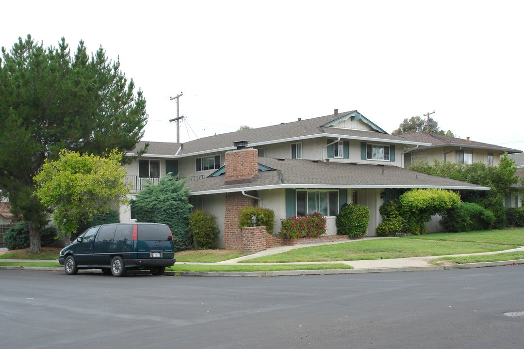 945 Castlewood Dr in Los Gatos, CA - Foto de edificio