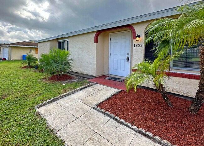 1852 SE Rainier Rd in Port St. Lucie, FL - Foto de edificio - Building Photo