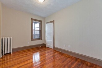 94 Gladstone St, Unit 1 in Boston, MA - Foto de edificio - Building Photo