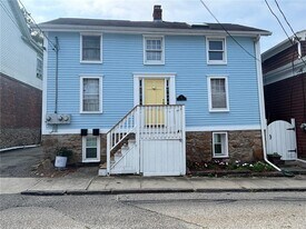 21 Pope St in Newport, RI - Building Photo