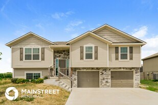 1400 N 9th St E in Louisburg, KS - Building Photo