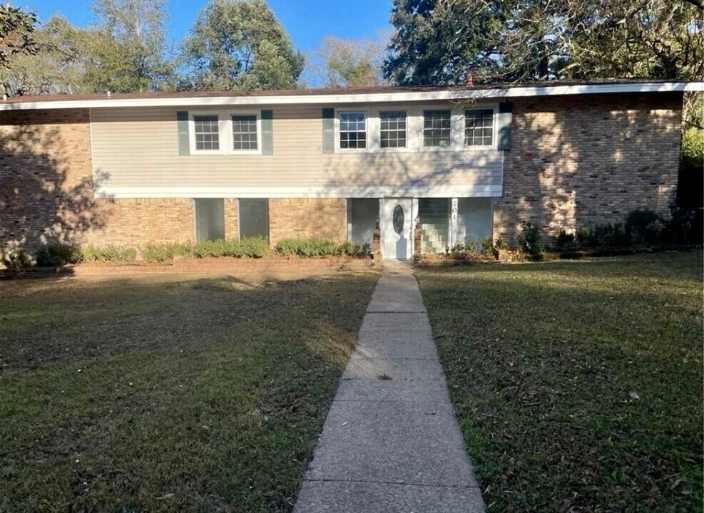 701 Montclaire Way in Mobile, AL - Building Photo