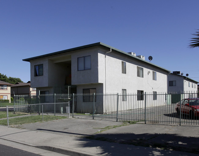 2124 Hickory Way in West Sacramento, CA - Foto de edificio - Building Photo