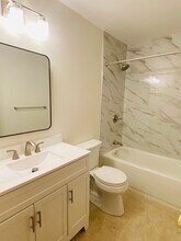 713 E Brookside Ln in Hillsborough, NJ - Foto de edificio - Building Photo