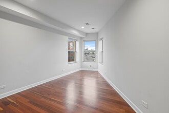 7223 N Rogers Ave, Unit 1 in Chicago, IL - Building Photo - Building Photo