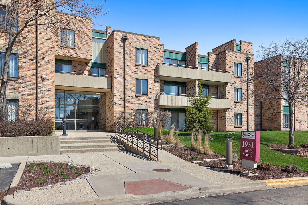 1931 Prairie Sq, Unit 312 in Schaumburg, IL - Foto de edificio