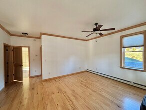 1583 Clark Hill Rd in Mount Pleasant Mills, PA - Foto de edificio - Building Photo