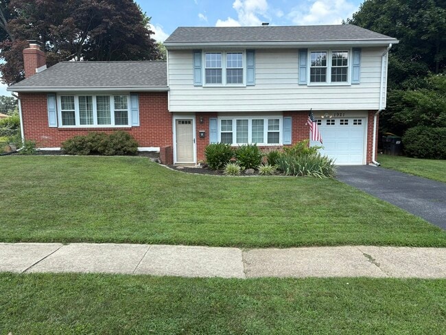 property at 1921 Floral Dr