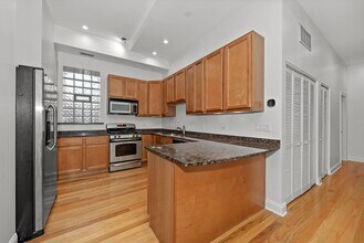 1064 N Milwaukee Ave in Chicago, IL - Building Photo - Building Photo