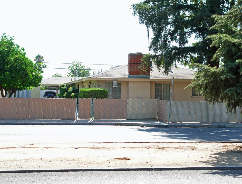 2246 N 1st St in Fresno, CA - Foto de edificio