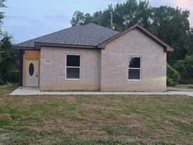 1831 Lincoln Dr in Orange, TX - Building Photo