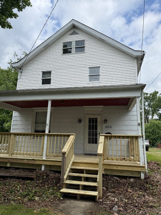 306 N Church St in Mount Pleasant, PA - Building Photo