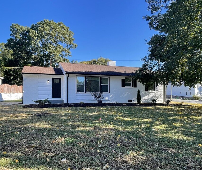 2301 Shamrock Dr in Charlotte, NC - Building Photo