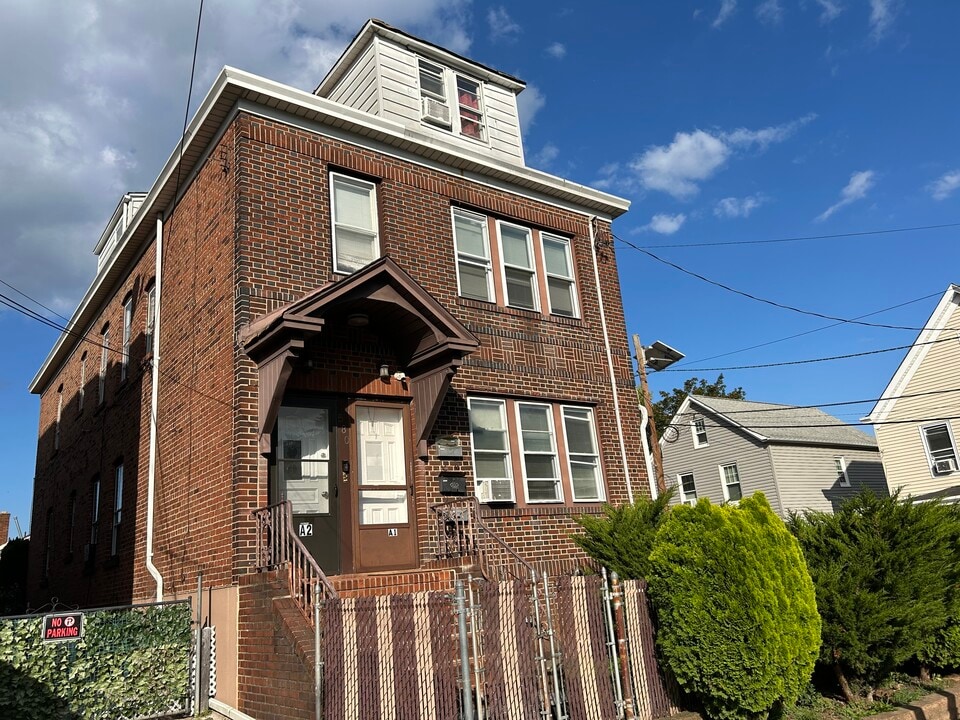 580 Gregory Ave, Unit 2 in Clifton, NJ - Foto de edificio