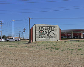 Twenty Oaks Apartments in Arlington, TX - Foto de edificio - Building Photo