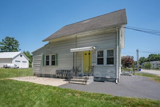 28 Central St in Hudson, NH - Building Photo - Building Photo
