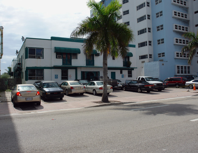 6605 Collins Ave in Miami Beach, FL - Building Photo - Building Photo