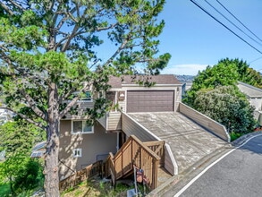 1117 Humboldt Rd in Brisbane, CA - Foto de edificio - Building Photo