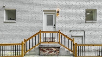 2430 Hanford Dr SW in Atlanta, GA - Foto de edificio - Building Photo