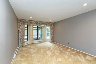4 Half Acre Ct in Smithtown, NY - Building Photo - Building Photo