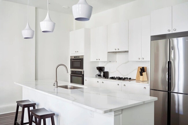 301 St Charles Ave in New Orleans, LA - Building Photo - Building Photo