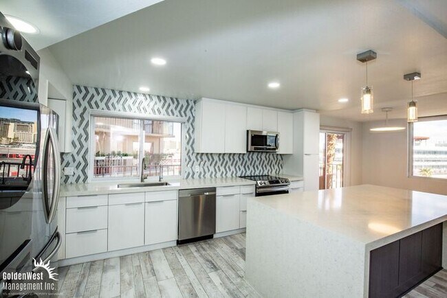 205 E Harmon Ave in Las Vegas, NV - Building Photo - Building Photo