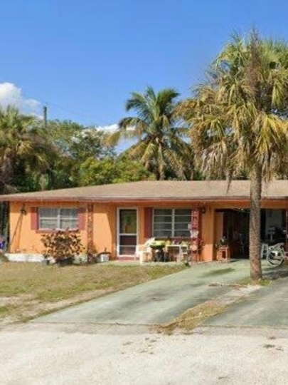 2421 Jeffcott St, Unit 2421 in Ft. Myers, FL - Building Photo