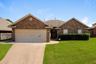 912 SW 38th St in Moore, OK - Building Photo