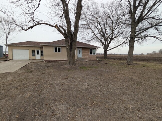 2031 Blue Dr in Pella, IA - Building Photo - Building Photo