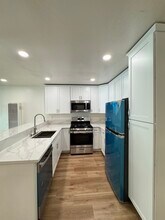 2537 34th Ave, Unit A in Oakland, CA - Building Photo - Building Photo