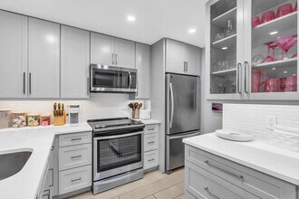600 Neapolitan Way in Naples, FL - Building Photo - Building Photo