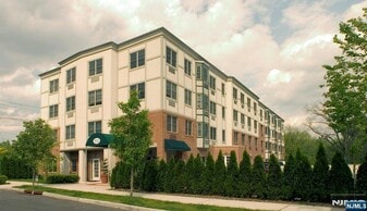 333 Willow St, Unit 402 in Teaneck, NJ - Building Photo